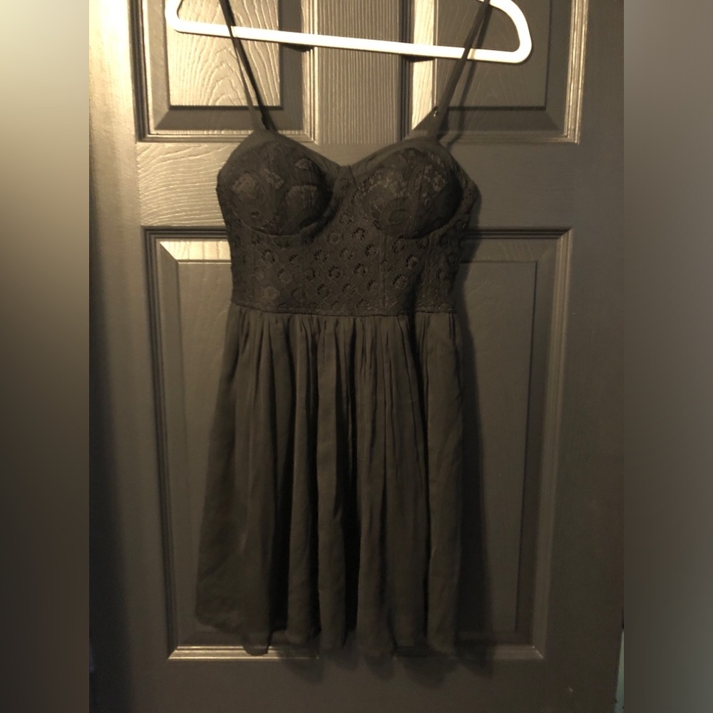 Lace Bodice Satin Skirt Slip Dress - Black
Band of Gypsies Dress
Size S
EUC